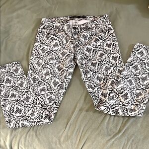 Skinny Jeans with Artistic Pattern